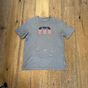 TRAVIS MATHEW XL Star Bright USA Flag Patriotic July 4 Logo Gray Cotton T-Shirt